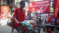 Perusahaan Kapal Api Group merangkul Komunitas Pedagang Kopi Keliling dengan memberikan bantuan modal kerja dan peremajaan peralatan serta sarana dengan nilai mencapai Rp 1 miliar. Bantuan tersebut diberikan kepada lebih dari 3.000 pedagang. 