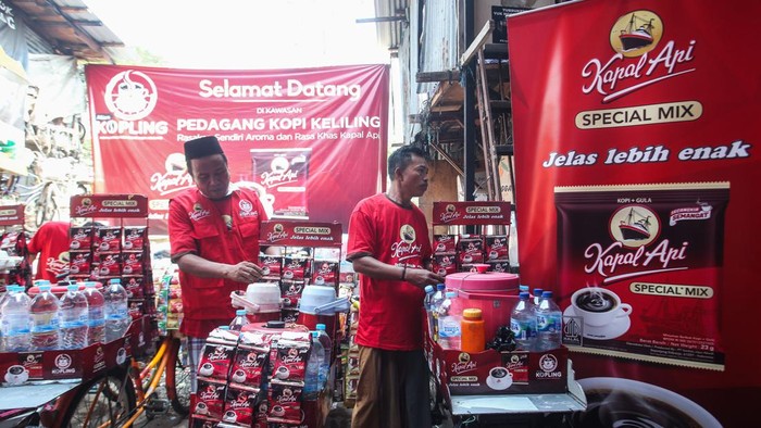 Bantuan Modal Kerja untuk Pedagang Kopi Keliling Perusahaan Kapal Api Group merangkul Komunitas Pedagang Kopi Keliling dengan memberikan bantuan modal kerja dan peremajaan peralatan serta sarana dengan nilai mencapai Rp 1 miliar. Bantuan tersebut diberikan kepada lebih dari 3.000 pedagang.