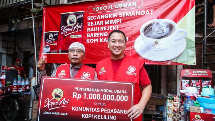 Perusahaan Kapal Api Group merangkul Komunitas Pedagang Kopi Keliling dengan memberikan bantuan modal kerja dan peremajaan peralatan serta sarana dengan nilai mencapai Rp 1 miliar. Bantuan tersebut diberikan kepada lebih dari 3.000 pedagang.