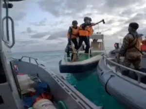 Momen Ngeri Penjaga Pantai China Tabrak Kapal Filipina-Acungkan Pedang