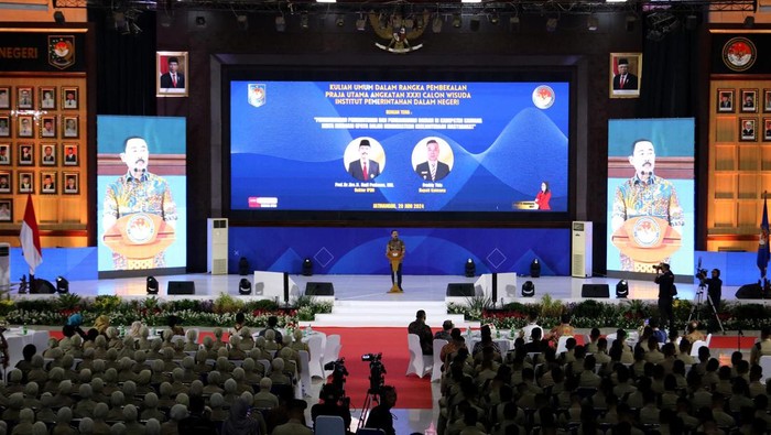 IPDN-Kemendagri menggelar Kuliah Umum dalam rangka pembekalan bagi 1.097 orang satuan praja utama angkatan XXXI yang segera wisuda. Kali ini Bupati Kaimana, Papua Barat dihadirkan jadi pembicara.
