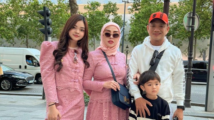 Bella Shofie saat liburan di Paris.