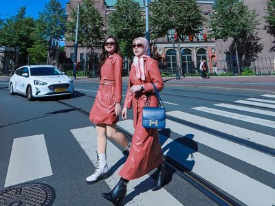Kompak Abis! Gaya Bella Shofie dan Putri Rigan Liburan di Paris