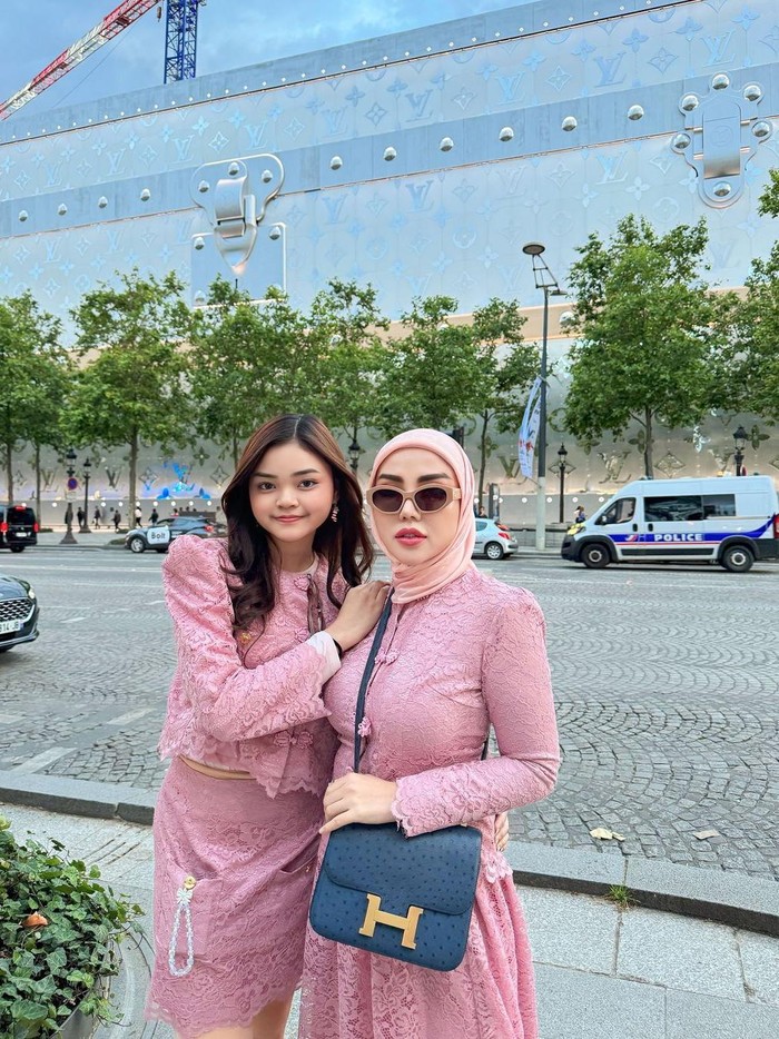 Bella Shofie saat liburan di Paris.