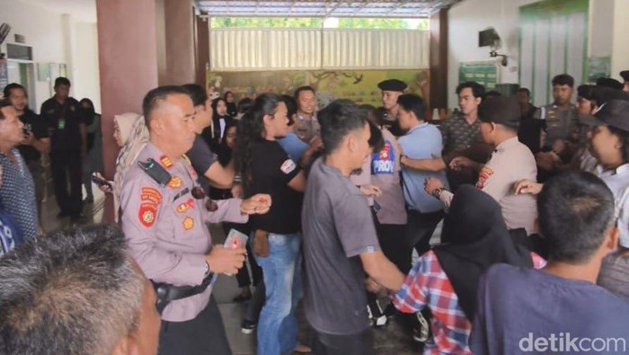 Keluarga Dahlia, korban pembunuhan oleh oknum Satpol PP bernama Kaharman di Kabupaten Bone, Sulawesi Selatan (Sulsel) saling dorong dengan aparat kepolisian.