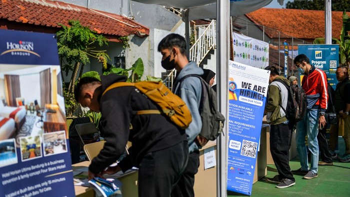 Bursa kerja di Bandung Pencari kerja mengunjungi sebuah stan untuk memperoleh informasi lowongan pekerjaan pada bursa kerja di SMK Balai Perguruan Putri (BPP) di Bandung, Jawa Barat, Kamis (20/6/2024). SMK BPP bersama Disdik Provinsi Jawa Barat menggelar bursa kerja yang diikuti oleh 21 perusahaan dan lembaga pendidikan yang menyediakan 550 lowongan pekerjaan. ANTARA FOTO/Raisan Al Farisi/foc.