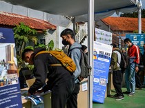 Lulusan SMK Berburu Lowongan di Bursa Kerja Bandung