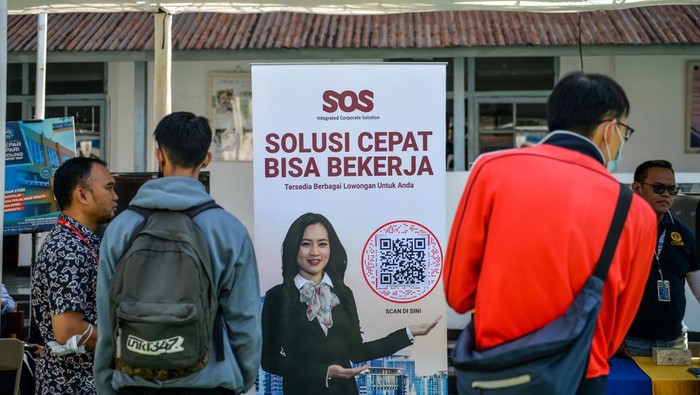 Pencari kerja mengunjungi sebuah stan untuk memperoleh informasi lowongan pekerjaan pada bursa kerja di SMK Balai Perguruan Putri (BPP) di Bandung, Jawa Barat, Kamis (20/6/2024). SMK BPP bersama Disdik Provinsi Jawa Barat menggelar bursa kerja yang diikuti oleh 21 perusahaan dan lembaga pendidikan yang menyediakan 550 lowongan pekerjaan. ANTARA FOTO/Raisan Al Farisi/foc.