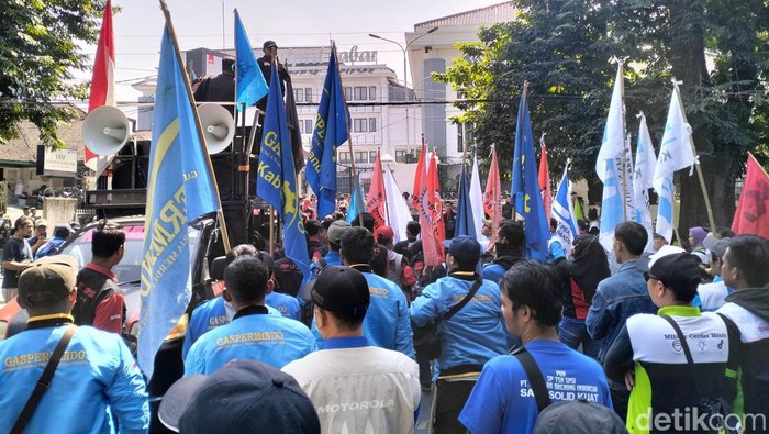 Buruh menggelar aksi terkait Tapera di depan Gedung DPRD Jawa Barat, Kota Bandung, Kamis (20/6/2024).