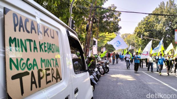 Buruh menggelar aksi terkait Tapera di depan Gedung DPRD Jawa Barat, Kota Bandung, Kamis (20/6/2024).