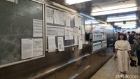 Berjalan ke area lain, terlihat banyak catatan yang ditempel di dinding lorong dapur. Mungkin saja itu terkait menu, resep, ataupun jadwal makanan yang akan disajikan.