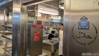 Menariknya, jenama Resorts World Cruises mengeklaim kapal pesiarnya merupakan kapal pesiar pertama yang memiliki restoran halal beserta dapur halalnya.Kami pun berkesempatan mengunjungi area dapur halal di restoran tersebut. Terlihat logo halal sudah terpampang di area masuk dapur tersebut.