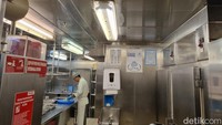 Untuk alat masak dan alat proses makanan halal, disediakan dengan peralatan khusus. Seperti misalnya pisau yang ditandai dengan gagang biru, hingga alat makan seperti piring, sendok, dan garpu yang sekali pakai digunakan untuk menyajikan makanan halal.Tentunya hal ini menjadi kemudahan tersendiri bagi para traveler muslim yang akan berlibur di kapal pesiar.