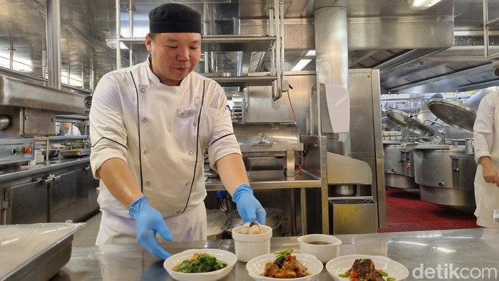 Dapur kapal pesiar di Resorts World One.