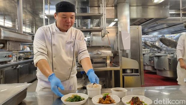 Dapur kapal pesiar di Resorts World One.