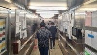 Dapur kapal pesiar adalah area terbatas yang tak bisa sembarangan orang masuki. Namun, detikTravel berkesempatan mampir melihat bagaimana area vital penopang para pelancong di kapal pesiar itu.Memasuki area dapur, pintu penanda dilarang masuk pun telah menyambut kami saat itu. Lalu melangkah maju terlihat sekeliling area dipenuhi warna silver metalik baik di dinding ataupun atap keseluruhan dapur. Terlihat pula banyak lampu putih menyinari agar dapur terlihat selalu terang.