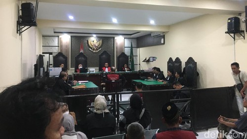 Direktur PT Berkat Air Laut (BAL) William John Matheson asal Swiss dan Direktur Utama PT Gerbang NTB Emas (GNE) Samsul Hadi menjalani sidang perdana di PN Mataram, Kamis malam (20/6/2024). (Ahmad Viqi/detikBali)