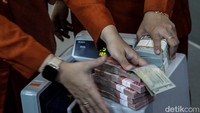 Nilai tukar rupiah terhadap dolar Amerika Serikat (AS) terus mengalami pelemahan, pada perdagangan pagi ini, mata uang Paman Sam ini menguat 0,13% atau 21 poin di Rp 16.384. 