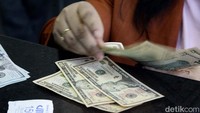 Mengutip data RTI, Kamis (20/6/2024), dolar AS menguat di level tertingginya di Rp 16.384 dan terendah di Rp 16.349. 