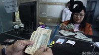 Sementara dolar AS juga menguat terhadap mata uang Asia lainnya seperti terhadap Yuan menguat 0,05% di 7,28, menguat terhadap dolar Singapura 0,01% di 1,35. 