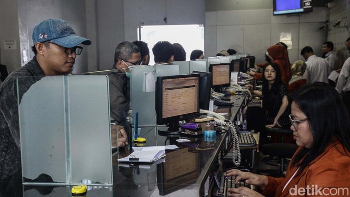 Dolar AS Makin Perkasa, Rupiah Melemah Pagi Tadi Nilai tukar rupiah terhadap dolar Amerika Serikat (AS) terus mengalami pelemahan. Pada pagi tadi, dolar AS berada di level tertingginya di Rp 16.384 dan terendah Rp 16.349.