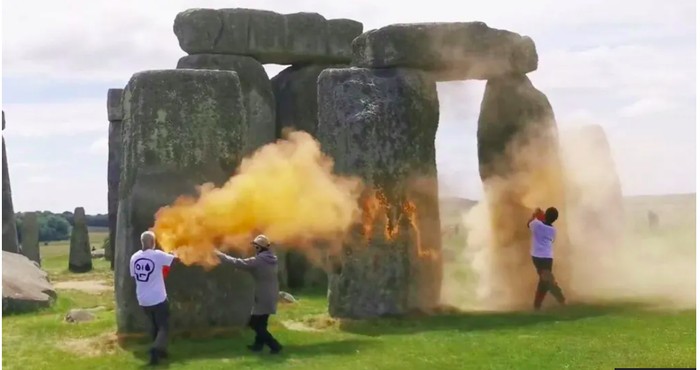 Dua aktivis semprot cat bubuk ke Stonehenge