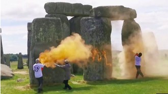 Aktivis Lingkungan yang Semprotkan Cat Oranye ke Stonehenge Diadili Aktivis Lingkungan yang Semprotkan Cat Oranye ke Stonehenge Diadili