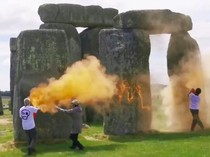 Viral, Dua Aktivis Semprot Cat Bubuk ke Situs Stonehenge!