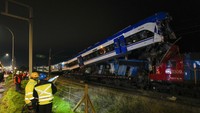 Tabrakan itu membuat salah satu kereta terangkat hingga ke atas lokomotif kereta kargo. AP Photo/Esteban Felix.