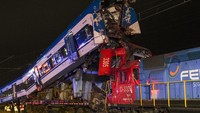 Dua orang tewas dan sembilan luka-luka akibat tabrakan kereta tersebut. AP/Alexandre Plaza.