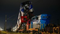 Tabrakan kereta yang sedang ujicoba dengan kereta kargo terjadi di San Bernardo, Santiago, Chile, Kamis (20/6/2024). AP Photo/Esteban Felix.