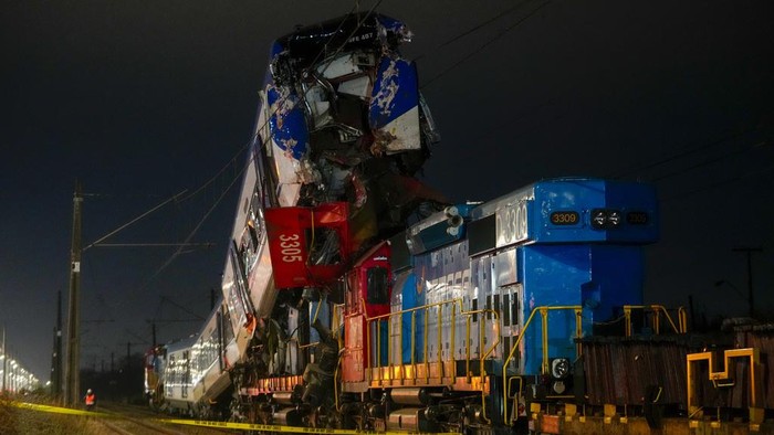 Dua Kereta Adu Banteng di Chile Tabrakan kereta api terjadi di San Bernardo, Santiago, Chile, Kamis (20/6/2024). Tabrakan itu melibatkan kereta yang sedang ujicoba dengan kereta kargo.