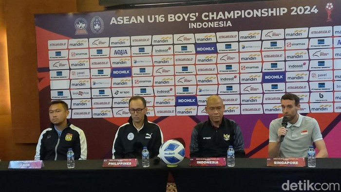 Empat pelatih grup A Piala AFF U-16 saat konferensi pers di Solo Paragon Hotel, Kamis (20/6/2024).