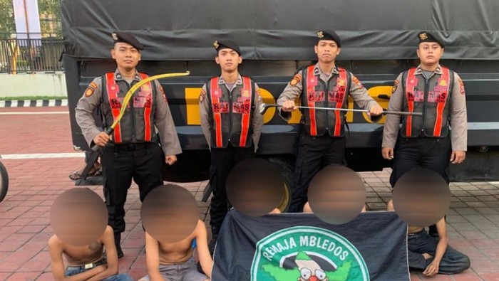 Enam Gangster Remaja Bledos yang diamankan di Gresik