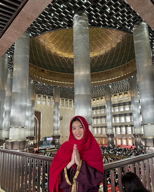Wanita kelahiran 10 Februari 1992 ini tampil menggunakan hijab saat berada di masjid Istiqlal, Jakarta. Warganet yang berkomentar mengajak Haruka menjadi mualaf. Tabarakallu, semoga bisa mendalaminya, ujar akun @iqbaal_636. Masyaallah..Amiin haruka login islam, ucap akun @zakky_rasyed. Yok bisa yok asyhadu🔥, saut akun @ahmad.mukhlis_07. Foto: Dok. Instagram @haruuuu_chan. Foto: Dok. Instagram @haruuuu_chan.