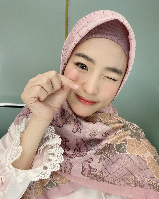Memakai hijab motif, Haruka berpose hati imut ala idol Korea. Haruka kini mendapatkan beragam pertanyaan dari warganet tentang keyakinannya. Foto: Dok. Instagram @haruuuu_chan.