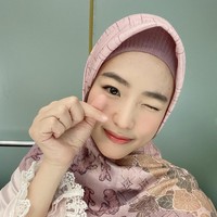 Memakai hijab motif, Haruka berpose hati imut ala idol Korea. Haruka kini mendapatkan beragam pertanyaan dari warganet tentang keyakinannya. Foto: Dok. Instagram @haruuuu_chan.