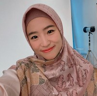 Mantan personil JKT48 tersebut, diketahui bukan menganut agama Islam. Penyanyi yang kerap dipanggil Harugon ini terlihat pangling saat menggunakan hijab. Foto: Dok. Instagram @haruuuu_chan.