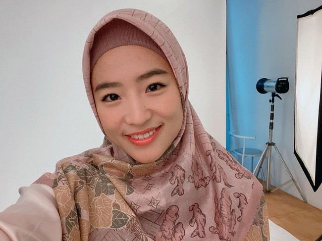 Berada di lokasi foto, Haruka lagi-lagi berpose sambil menunjukkan hijabnya. Ia pun terlihat nyaman dan tak canggung saat memakai hijab. Foto: Dok. Instagram @haruuuu_chan.