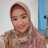 Berada di lokasi foto, Haruka lagi-lagi berpose sambil menunjukkan hijabnya. Ia pun terlihat nyaman dan tak canggung saat memakai hijab. Foto: Dok. Instagram @haruuuu_chan.