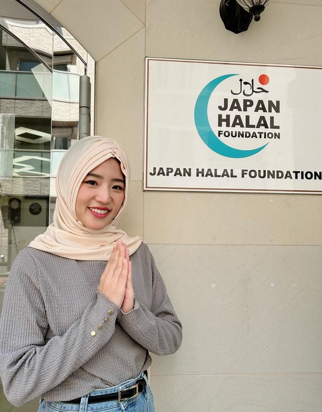 Seperti dalam foto ini, Haruka sedang syuting untuk mempromosikan wisata halal yang berada di Jepang. Ia memakai hijab pashmina bahan kaus. Hari ini aku Shooting di masjid Jepang 🕌🇯🇵 Kalo kalian datang ke tokyo jangan khawatir sekarang ada masjid ya!! tulis Haruka.Foto: Dok. Instagram @haruuuu_chan.