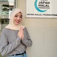 Seperti dalam foto ini, Haruka sedang syuting untuk mempromosikan wisata halal yang berada di Jepang. Ia memakai hijab pashmina bahan kaus. Hari ini aku Shooting di masjid Jepang 🕌🇯🇵 Kalo kalian datang ke tokyo jangan khawatir sekarang ada masjid ya!! tulis Haruka.Foto: Dok. Instagram @haruuuu_chan.