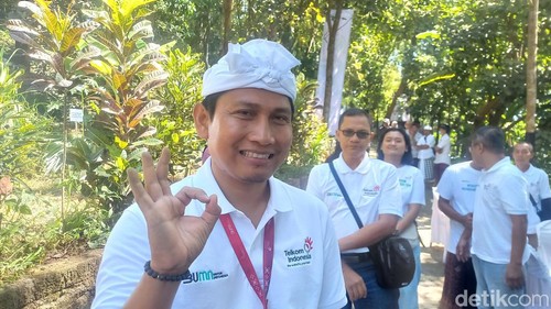 General Manager Telkom Witel Singaraja Gede Arka Puniatmaja di sela-sela kegiatan penanaman pohon di Desa Madenan, Kecamatan Tejakula, Buleleng, Bali, Kamis (20/6/2024). (Foto: Made Wijaya Kusuma/detikBali)
