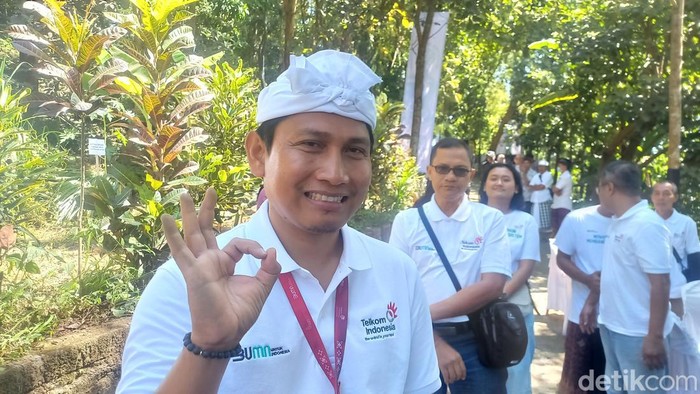 General Manager Telkom Witel Singaraja Gede Arka Puniatmaja di sela-sela kegiatan penanaman pohon di Desa Madenan, Kecamatan Tejakula, Buleleng, Bali, Kamis (20/6/2024). (Foto: Made Wijaya Kusuma/detikBali)