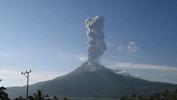 Gunung Lewotobi Laki-Laki di Flores Timur kembali meletus, Kamis (20/6/2024).