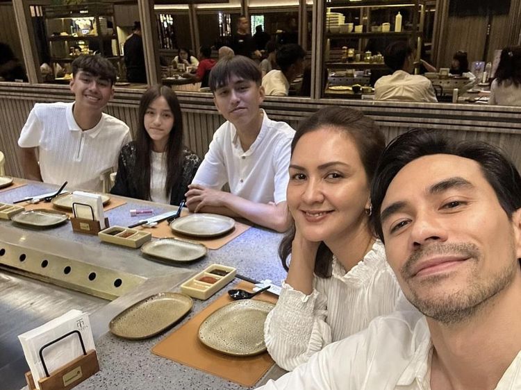 Hangatnya Momen Kulineran Donna Agnesia Bareng Keluarga