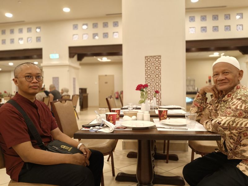 Herjuno Wahyu Aji dan ayahnya, Imam Supardi usai sarapan di Hotel Anjum, Mekkah