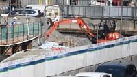 Pekerja mengoperasikan alat berat saat menyelesaikan pembangunan proyek MRT fase 2A CP201 Stasiun Thamrin dan Monas serta jalur sepanjang 1,96 kilometer di Jakarta, Kamis (20/6/2024).