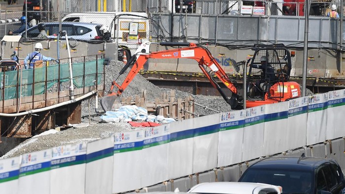 Intip Perkembangan Pembangunan MRT Fase 2A Thamrin-Monas Pekerja menurunkan alat-alat kerja saat menyelesaikan pembangunan proyek MRT fase 2A CP201 Stasiun Thamrin dan Monas serta jalur sepanjang 1,96 kilometer di Jakarta, Kamis (20/6/2024). Berdasarkan data dari MRT Jakarta per 25 Mei 2024, perkembangan konstruksi fase 2A CP 201 telah mencapai 77,36 persen. ANTARA FOTO/Akbar Nugroho Gumay/rwa.