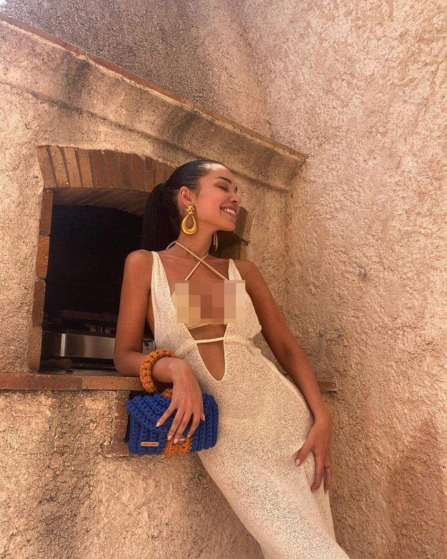 Meski namanya belum terlalu familiar, Jackie adalah seorang musisi yang bertekad mendobrak industri dengan menjadi penyanyi yang multitalenta di depan dan di belakang laar. Sepertinya beberapa orang di dalam dan di luar industri masih berpikir bahwa menjadi artis hanya peduli dengan imej mereka. Yang bisa tampil dengan baik, yang suka terlihat bagus dan tidak takut jadi diri sendiri tidak mungkin juga bisa jadi pebisnis, produser atau melakukan apa yang bisa mereka lakukan selain itu,Niatku tidak pernah hanya rekaman, artis yang tur. Aku adalah tikus studio. Aku seorang kreator, aku penulis, produser, dan seniman dalam banyak hal tapi merilis lagu yang kami mainkan sendiri selalu jadi cara untuk memperlihatkan trek (musik), ujarnya dilansir Last.FM.Foto: Instagram Jackie Apostel